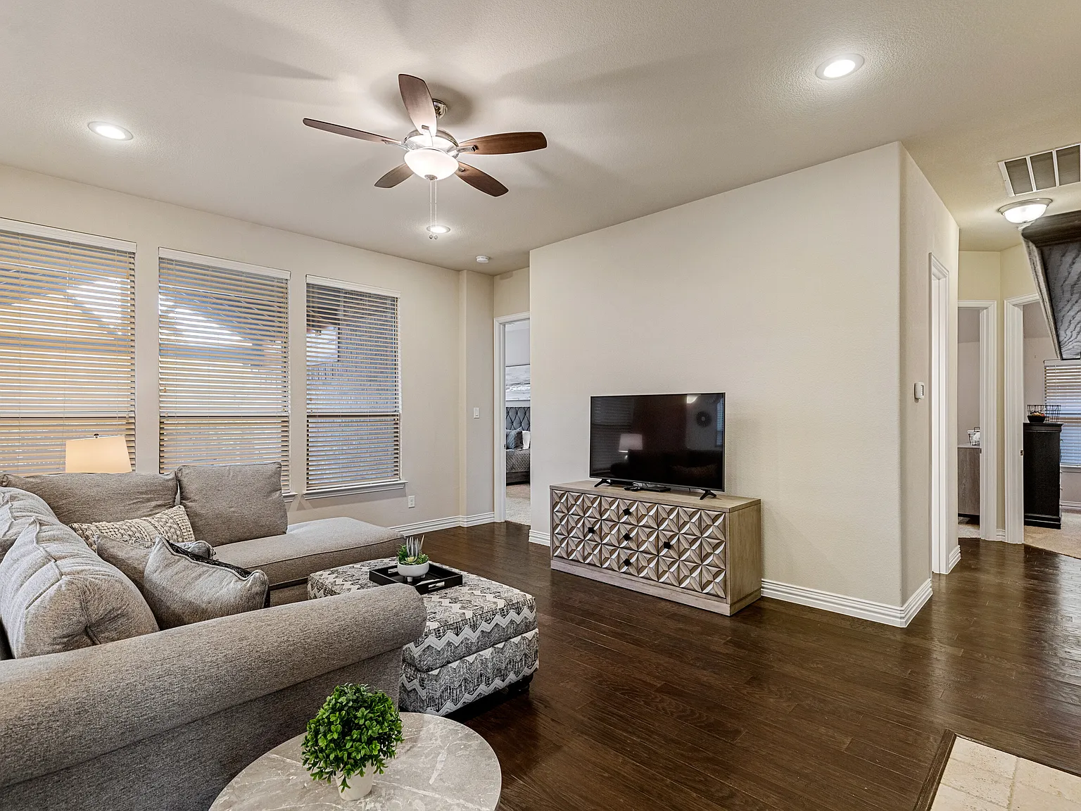 4 bed, 2241 sqft, $7,549 — Photo 3