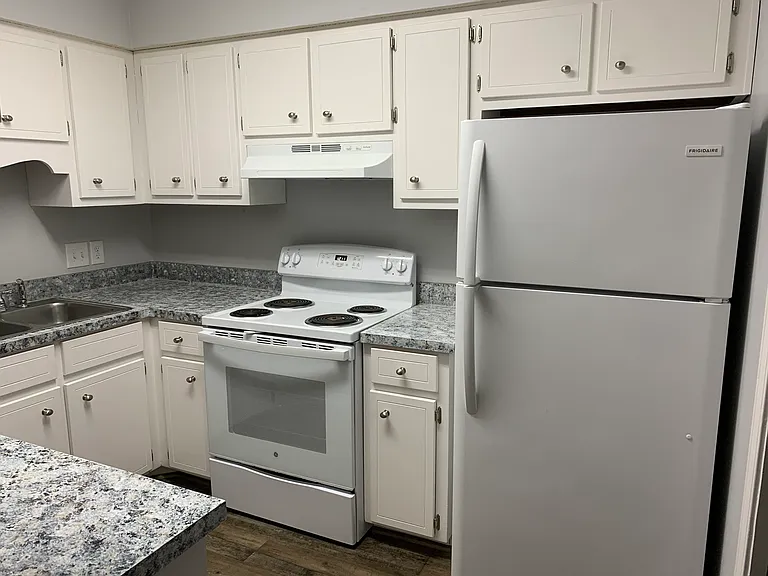 222 E 1st Ct — Photo 3