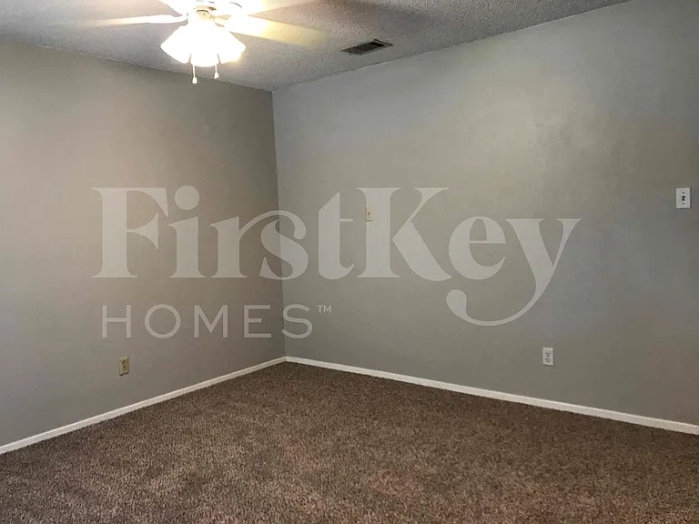 2710 Peachtree Ln — Photo 11
