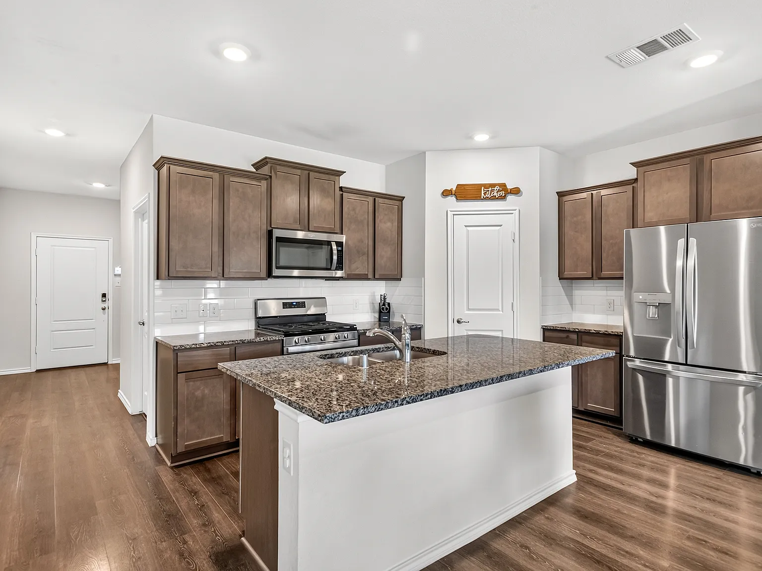 3 bed, 1621 sqft, $1,950 — Photo 4