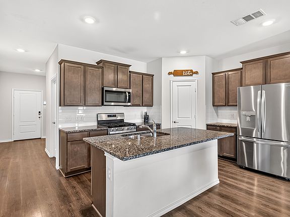 4th image of 614 Auburn Forest Dr