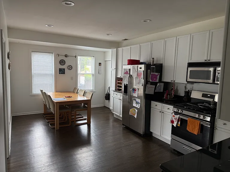 2114 W Melrose St — Photo 24