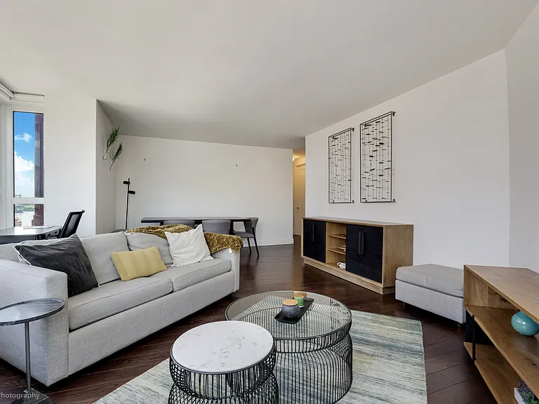 200 E 94th St #1115 — Photo 4