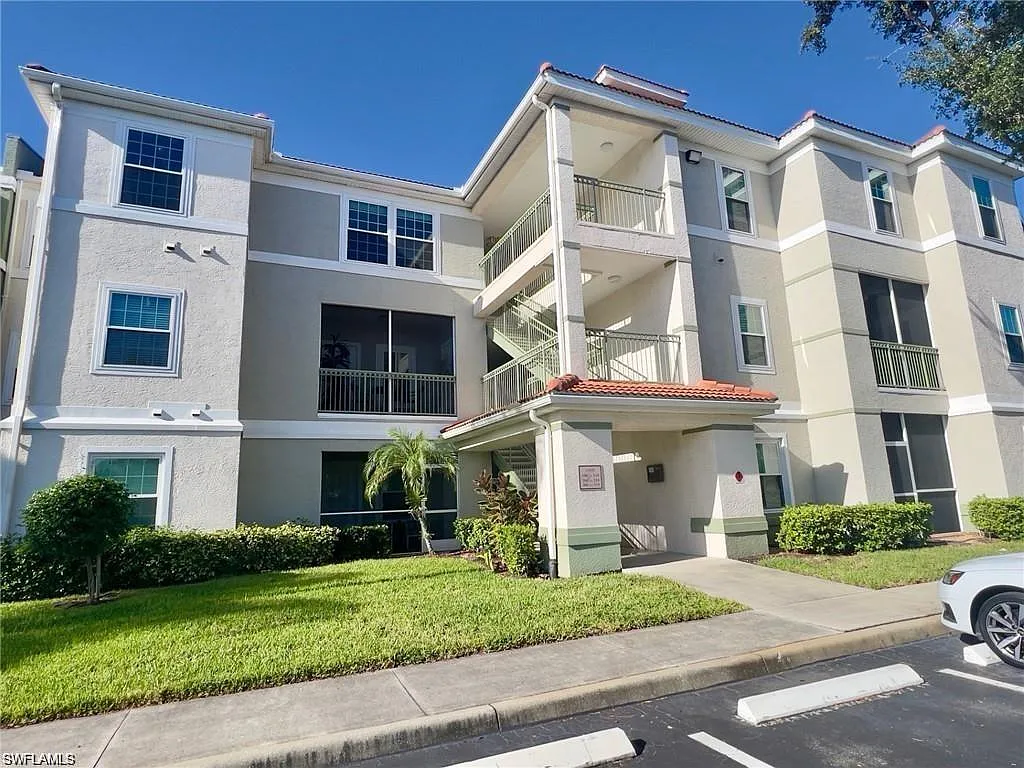 2 bed, 2.0 bath, 1239 sqft, $1,900 — Photo 2