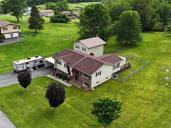 3rd image of 231 Pine Laurel Cir
