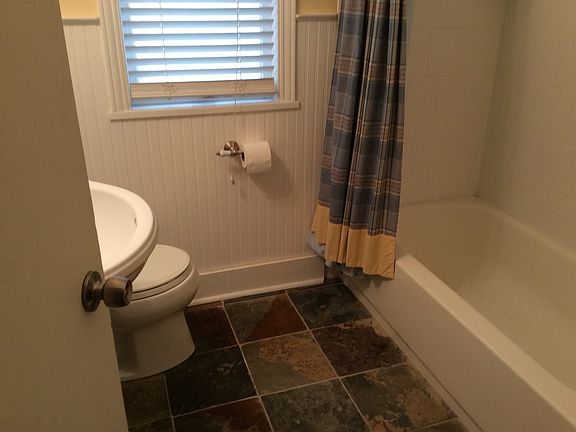 Main bath, tiled shower,tub 