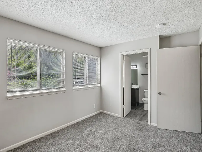 University Villa Apartments — Photo 23
