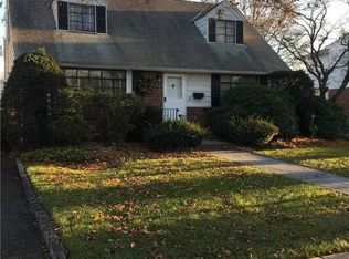 18 Midtown Rd, Carle Place, NY 11514