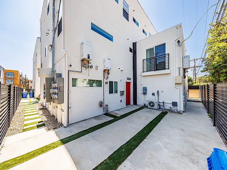 3015 Alsace Ave — Photo 15