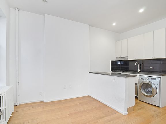 3rd image of 410 W 36th St #33RW