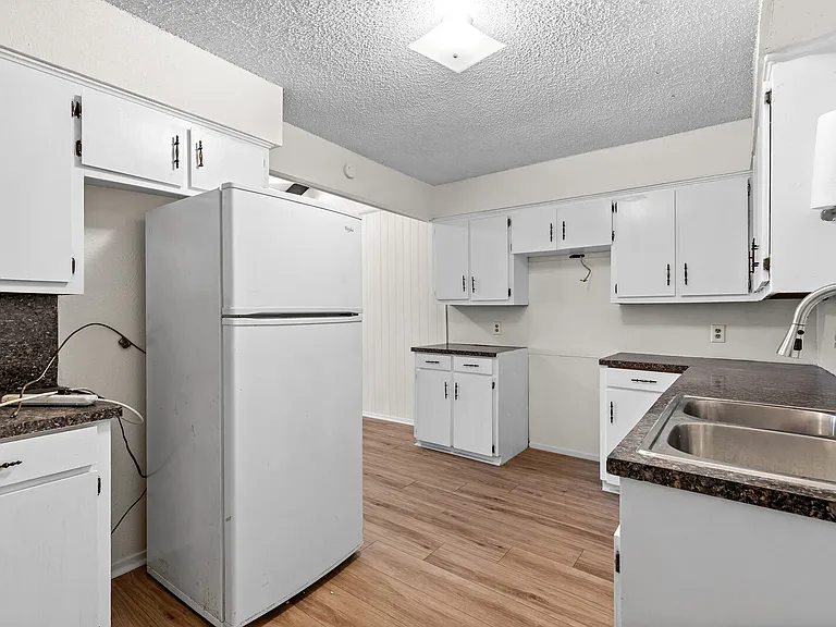 1208 Clark St — Photo 4
