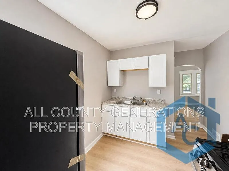 4 bed, 1.0 bath, 1144 sqft, $1,400 — Photo 2