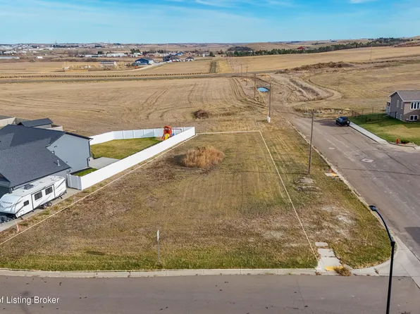 592 River Dr, Dickinson, ND 58601