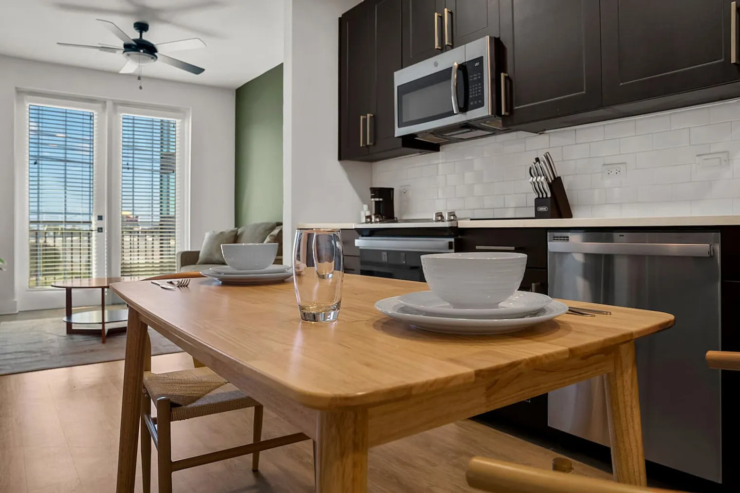 1 bed, 1.0 bath, 753 sqft, $4,419 — Photo 3