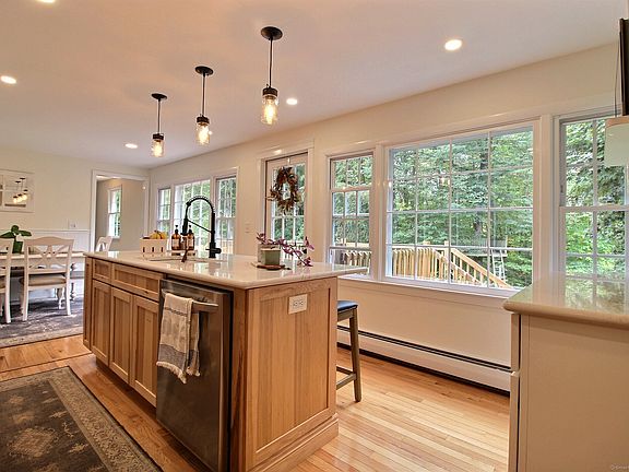 3rd image of 36 Pinecrest Road