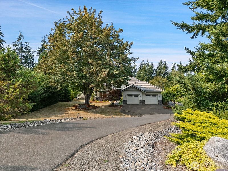 3rd image of 682 Fox Hollow Road