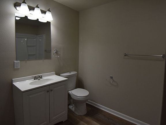 5th image of 504 Cedar St
