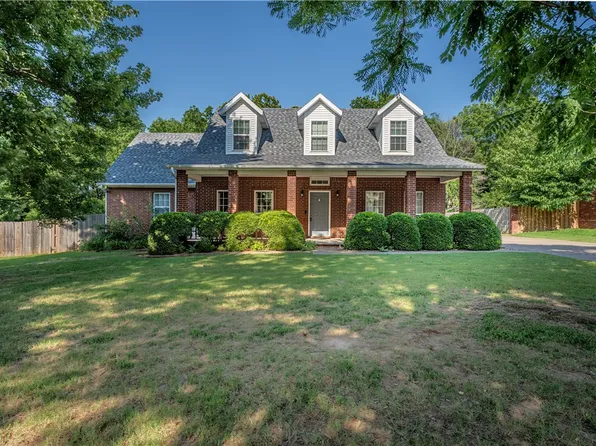 1822 N Independence Pl, Fayetteville, AR 72704