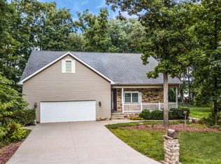 15579 Lakepoint Dr, Benton, IL 62812