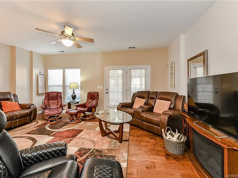 2151 Lake Breeze Ln — Photo 8