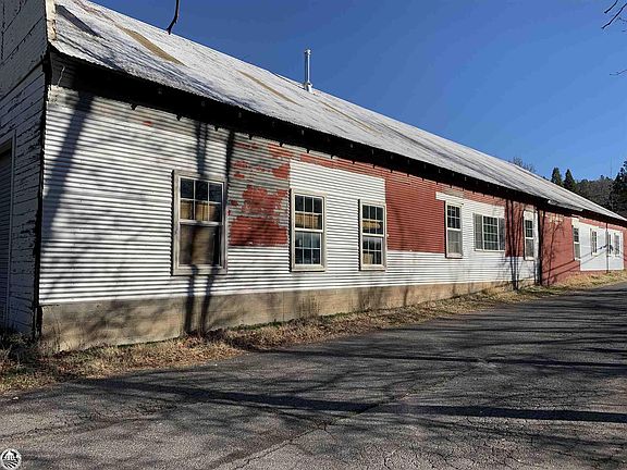 3rd image of 18729 Carter St