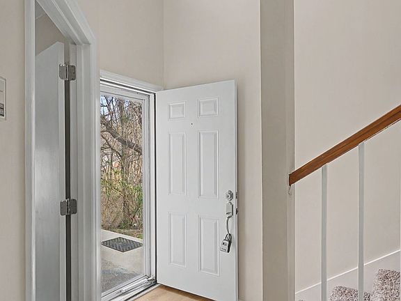 4th image of 440 English Ivy Dr