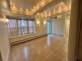 375 Lloyd Ave