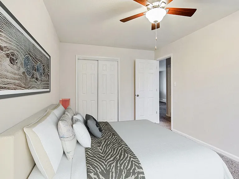 Sheridan South Apts — Photo 13