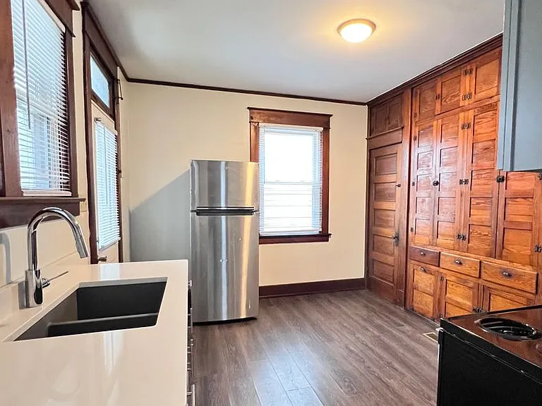 66 W Perry St — Photo 10
