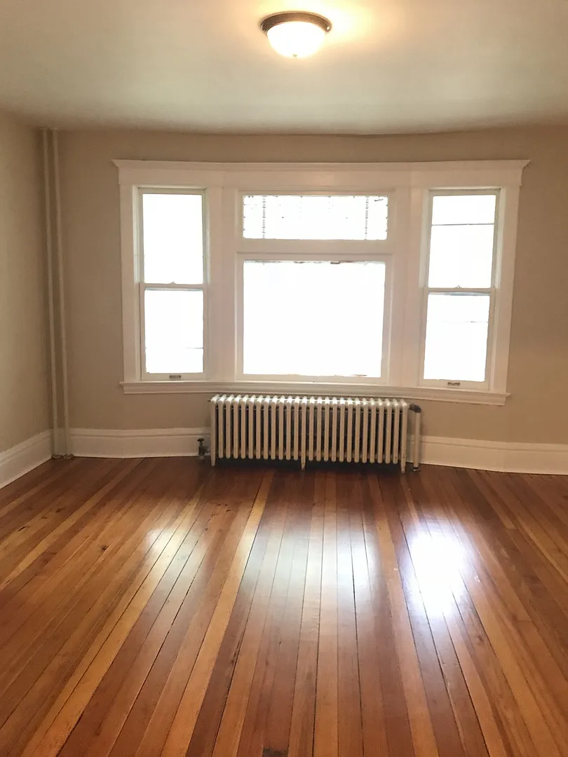 891 Rose Ave E — Photo 2