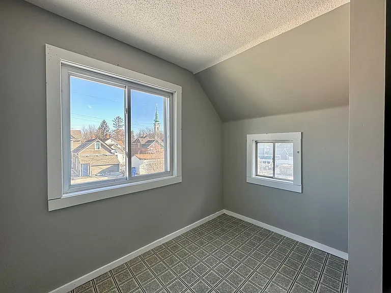 587 Charles Ave — Photo 13