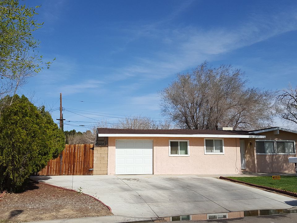 Front yard - landscaped 
