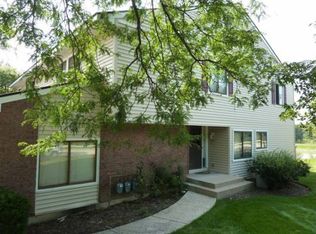 963 Pine Tree Cir S, Buffalo Grove, IL 60089
