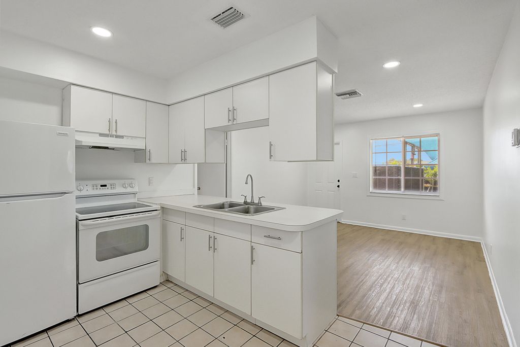 350 NE 25th Court, photo 4