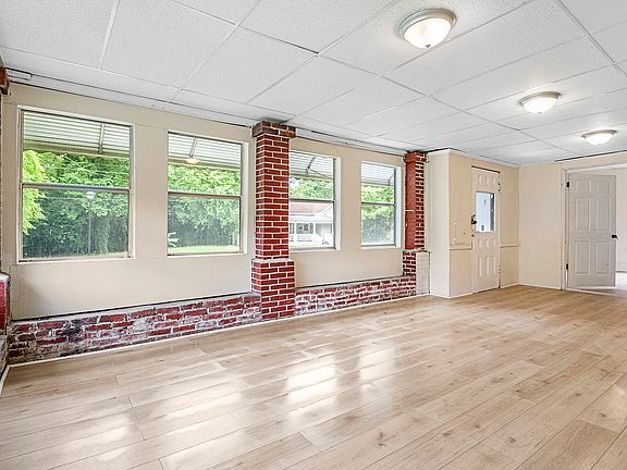 4th image of 1394 Ross St