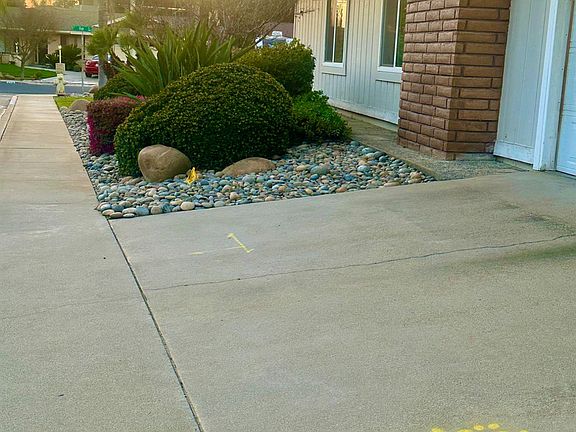 4th image of 394 S Oak Dr