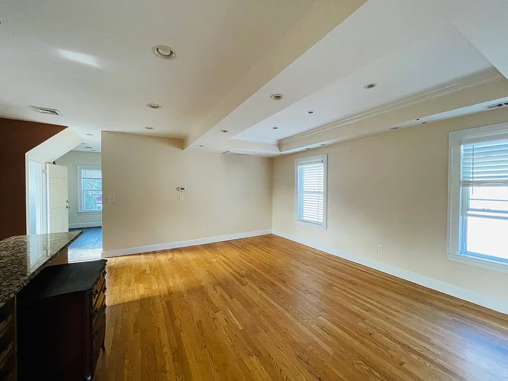 3 bed, 2.0 bath, 1100 sqft, $3,300 — Photo 4