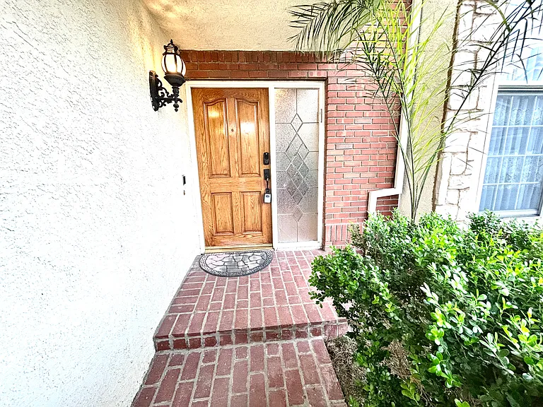 18210 Hatteras St — Photo 32
