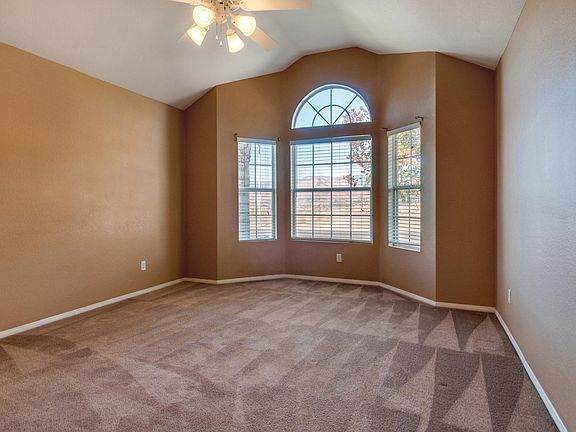 3rd image of 914 Riverview Dr