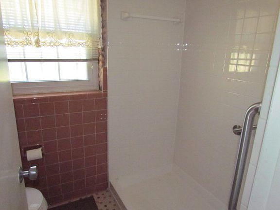 4th image of 1403 N Young Blvd