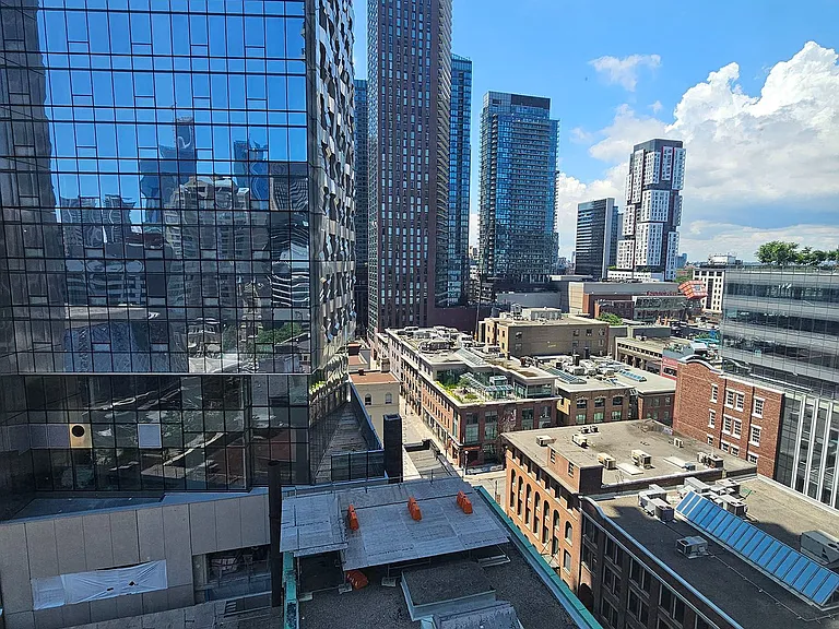 224 King St W #1207 — Photo 15
