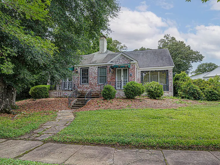 1521 Dixon Dr — Photo 2