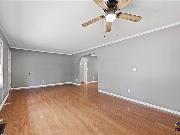 3rd image of 2554 Delano Dr