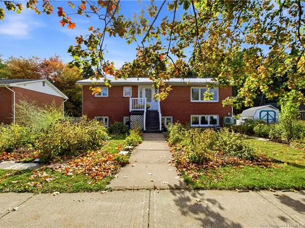 724 Irvine St, Fredericton, NB E3A 3E8