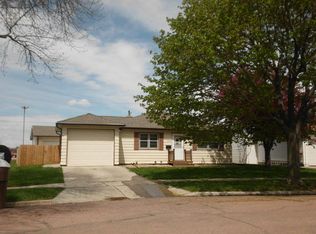 1402 Bridle Dr, Mitchell, SD 57301