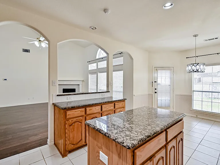 2716 Eastland Dr — Photo 17