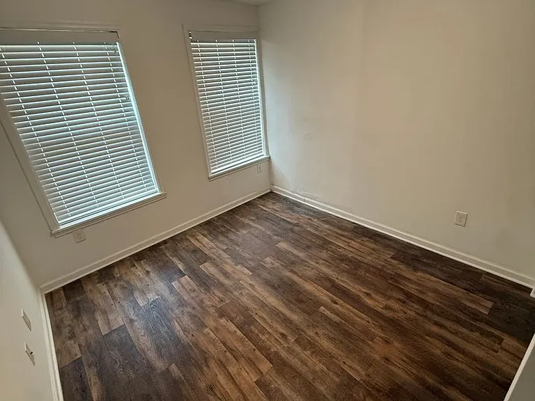 402 Broadway — Photo 10