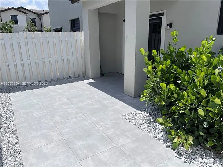 15925 SW 2nd Pl #Townhouse 15925 — Photo 4