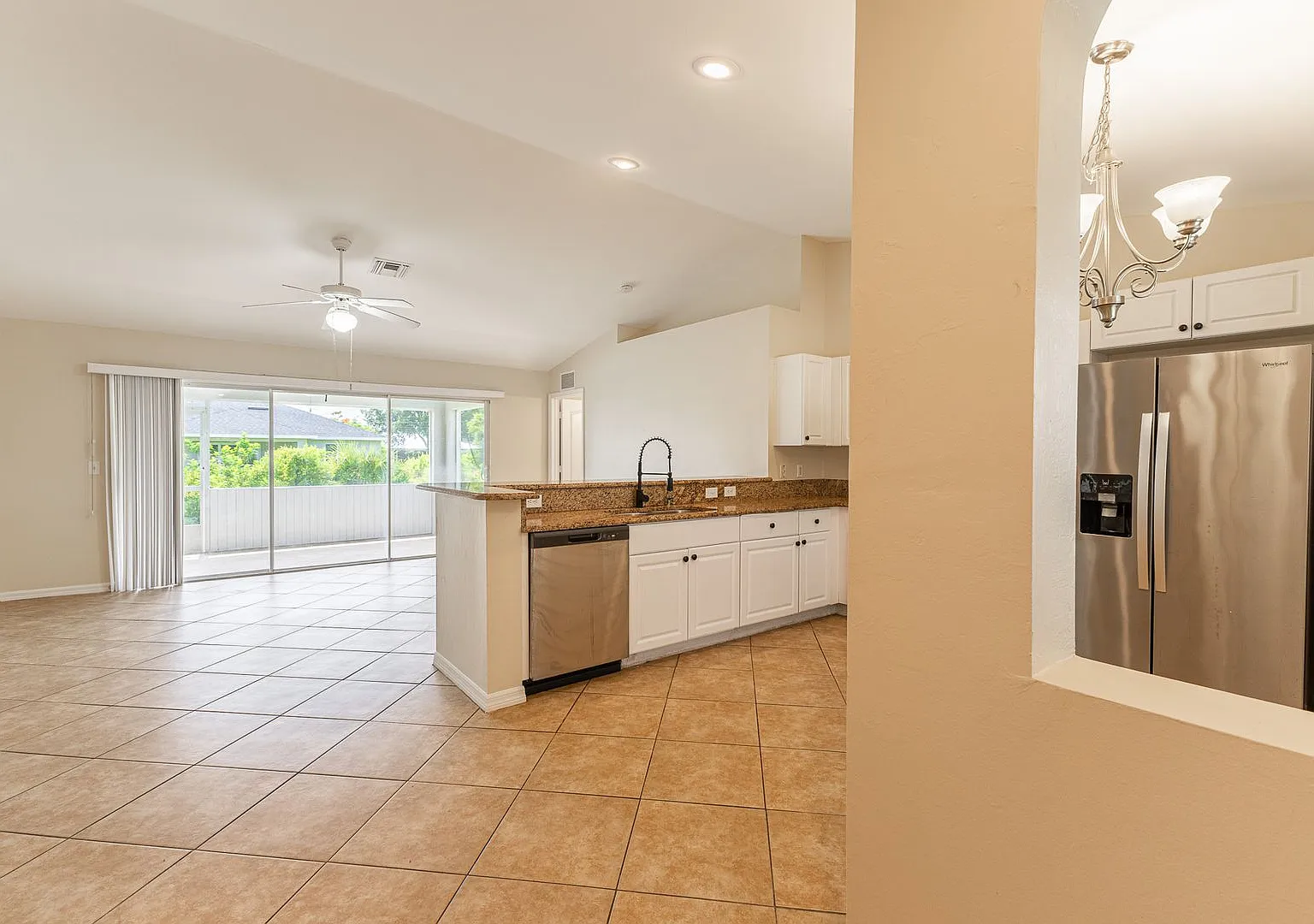 3/2 Single Family home freshly painted interior and exterior — Photo 4