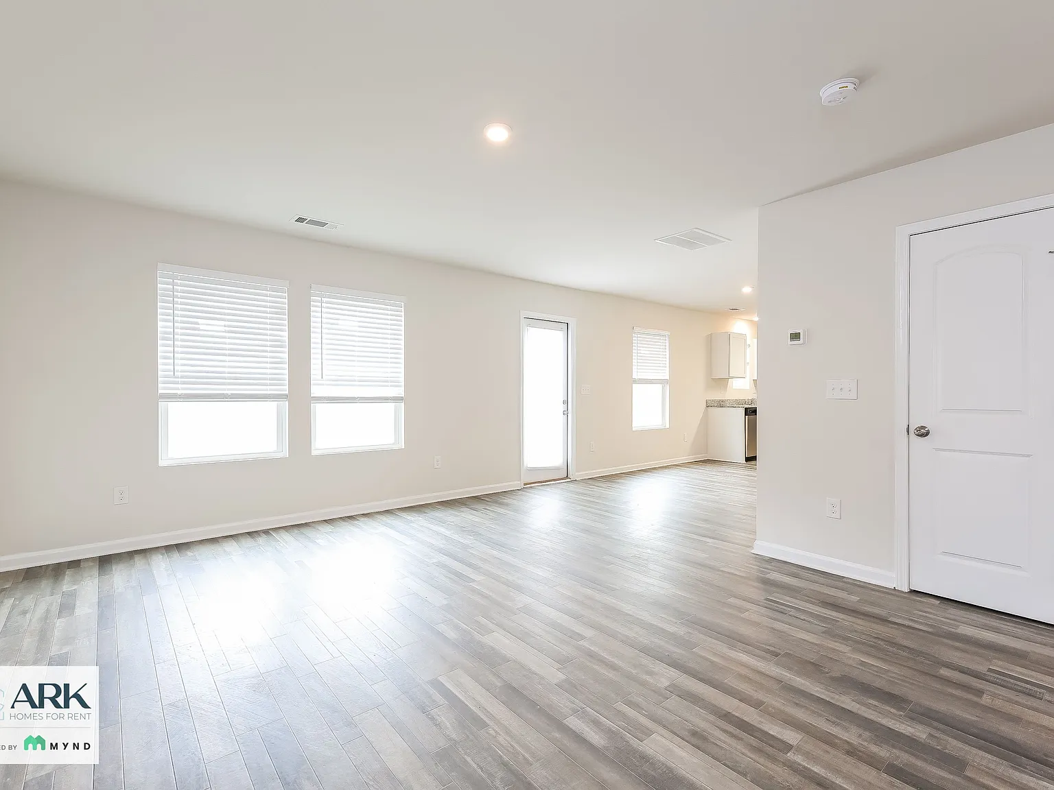 4 bed, 3.0 bath, 2009 sqft, $2,105 — Photo 3